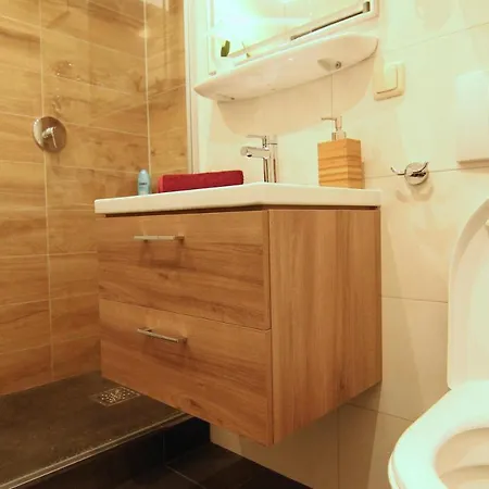 / Flat / Im Herzen Von *