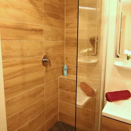 / Flat / Im Herzen Von