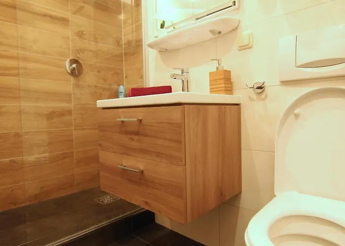 / Flat / Im Herzen Von *