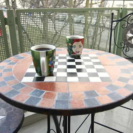 / Flat / Im Herzen Von *